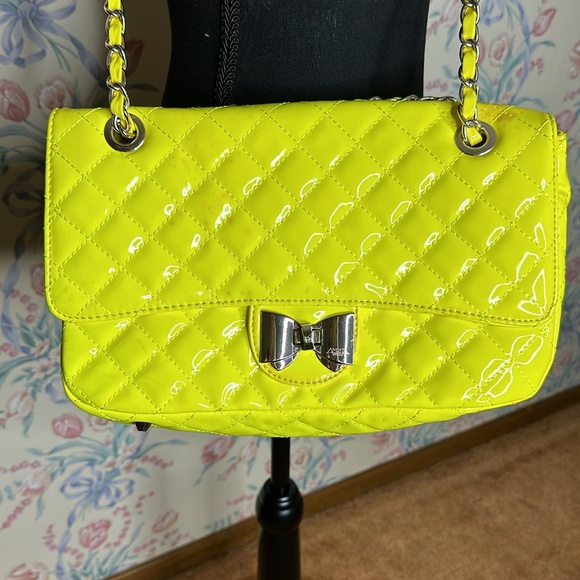 AMRITA SINGH QUILTED PATENT YELLOW BOW BAG - Picture 2 of 8